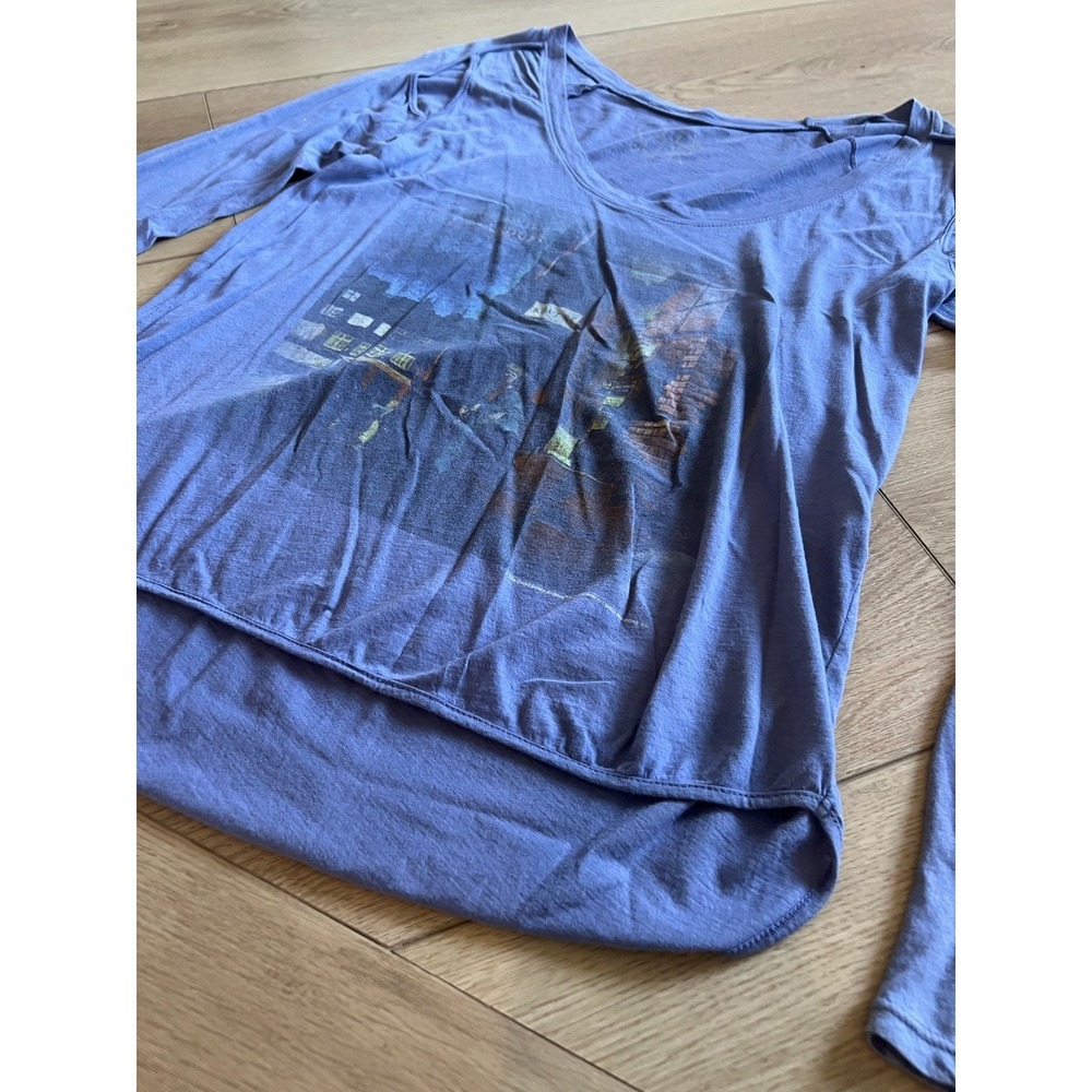 Chaser Graphic Long Sleeve Top Blue Artsy Street Scene Women's Size Small - Picture 6 of 6